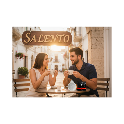 "Paar genießt Valentino Caffè Espresso in italienischer Straßencafé-Atmosphäre in Salento – Authentischer italienischer Kaffeegenuss"